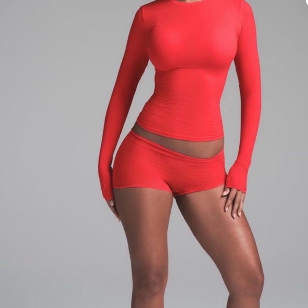 Skims Fits Everyone Long Sleeve T-shirt Cherry Small NWT